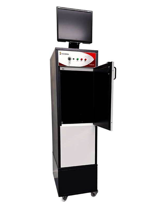 De afbeelding toont een röntgenapparaat met een monitor aan de bovenkant. Het apparaat heeft een deur aan de voorzijde die open staat, en bestaat uit een zwarte en witte behuizing. De bediening omvat indicatorlampjes en een sleutelgat. Het is geplaatst op wielen voor mobiliteit.